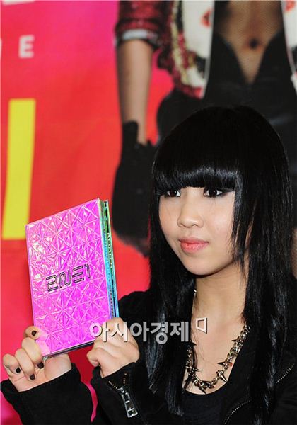 [PHOTO] 2NE1 members take part in autograph event