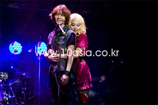 From left, SHINee member Onew and female singer Dana perform a scene from musical "Rock of Ages" during its press call held at the Olympic Park in Seoul, South Korea on September 16, 2010. [Lee Jin-hyuk/10Asia]