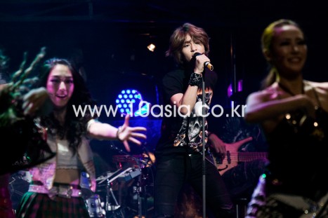 [PHOTO] Onew performs for "Rock of Ages"