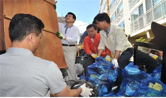허광태 서울시의회의장, 수해 복구 구슬 땀 흘려 