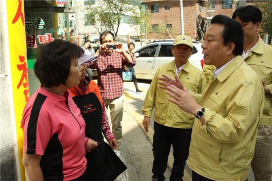 노현송 서울 강서구청장(오른쪽)이 수해 지역에서 주민들에게 수해 복구 대책에 대해서 말하고 있다.