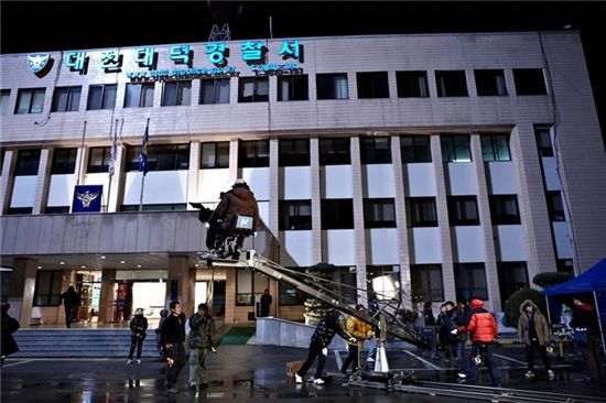 대전에서 거의 모든 분량을 찍은 영화 '해결사' 촬영 모습.(대전대덕경찰서 앞 마당)         