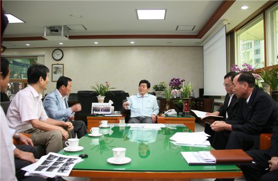 김기동 광진구청장(가운데)가 구민과의 대화에서 주민들의 요구에 대한 구청 입장을 밝히고 있다.