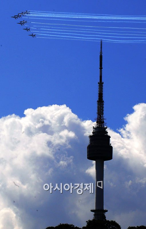 [포토] 푸른 상공 가로지는 블랙이글스