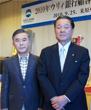 ▲우리은행 동경지점 고객 사은행사에 참석한 이종휘 우리은행장(왼쪽)과 고객 대표 토미 미찌오 ㈜다이아몬드 소사이어티 사장