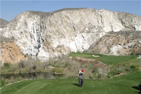  미국 서던캘리포니아주 오크퀘리골프장은 거대한 회백색 석회암지대에 우윳빛 대리석이 섞인 바위산이 장관이다. 