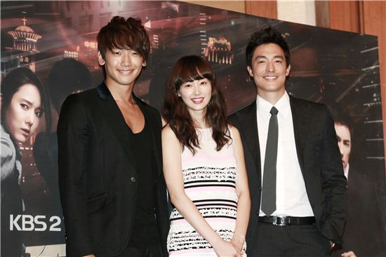 From left, upcoming KBS TV series "Fugitive Plan B" main cast Rain, Lee Na-young and Daniel Henney pose during a photocall of a press conference for the drama held at the Lotte Hotel in Seoul, South Korea on September 27, 2010. [Lee Jin-hyuk/10Asia]
