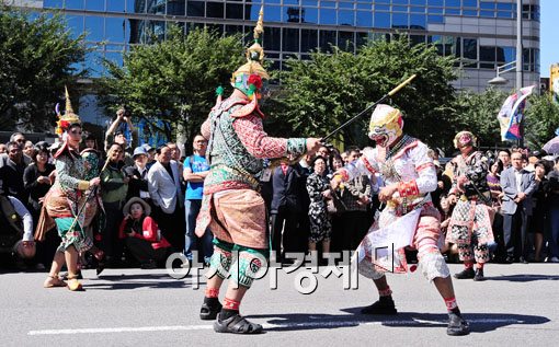 [포토] 전통 무술공연 선보이는 태국 의장대