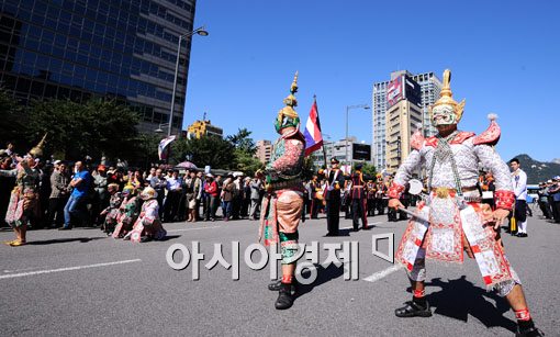 [포토] 전통 무술공연 선보이는 태국 의장대