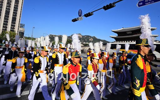 [포토] 광화문 거리 행진하는 군 의장대