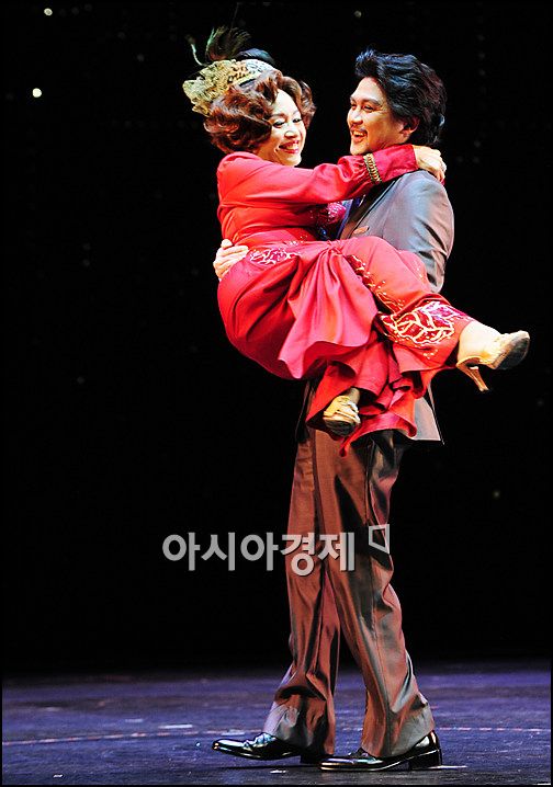 지난 2010년 뮤지컬 '브로드웨이 42번가'에 함께 출연한 박해미-황민 부부.