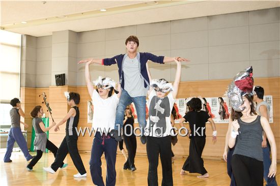 [PHOTO] Kim Junsu rehearses for musical concert with cast