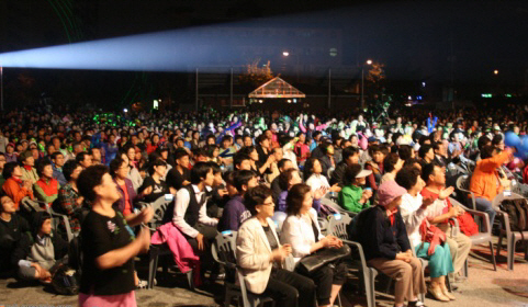도봉 구민들이 도봉산 축제 공연을 관람하고 있다.