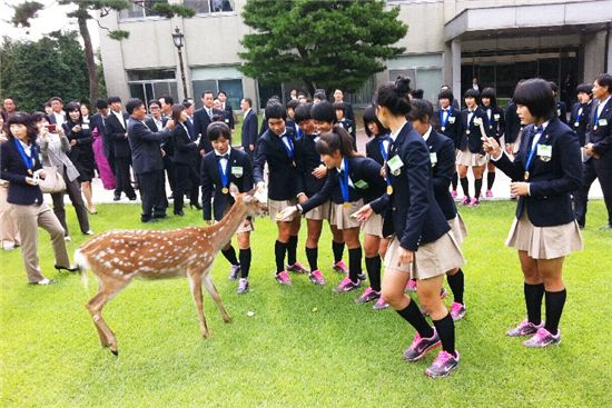 2010년 청와대를 방문한 여자축구대표팀과 녹지원 꽃사슴(사진출처 : 청와대트위터)