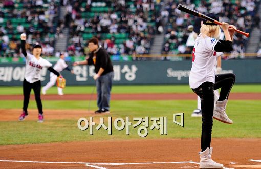 [포토]미스에이 지아-민 '멋진 시구 시타'