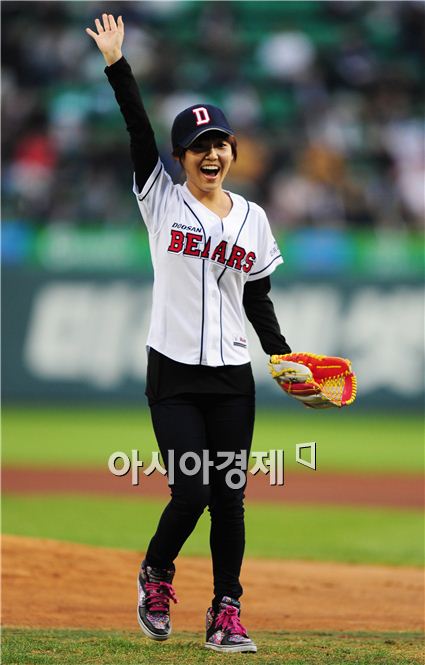 [PHOTO] miss A Min waves hand after first pitch