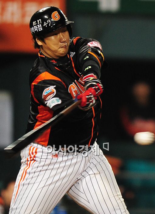 [포토]이대호, 도망가는 적시타