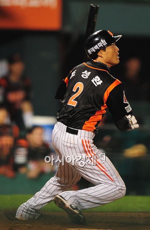 [포토]조성환, '역시 롯데의 캡틴'