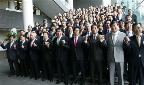 최태원 SK그룹 회장(앞열 왼쪽 다섯번째)이 SK 상생 CEO 세미나를 마치고 협력업체 CEO들과 손을 맞잡고 동반 성장을 다짐하고 있다.