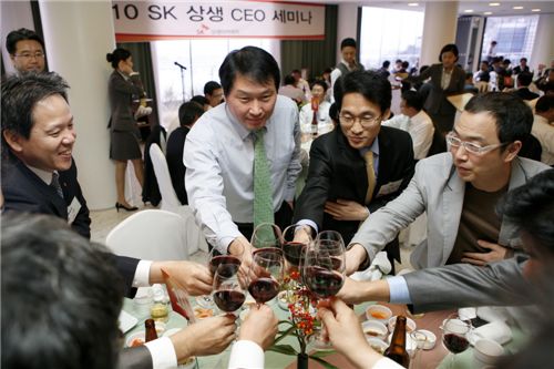 SK 상생 CEO 세미나에서 최태원 SK그룹 회장(왼쪽 두번째)이 상생 간담회를 마치고 협력업체 CEO들과 와인으로 건배를 하고있다.