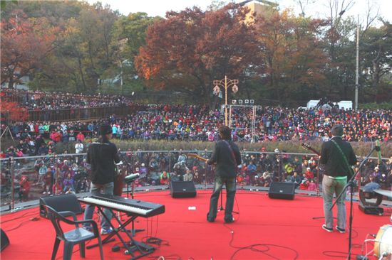지난해 도봉산 생태공원에서 개최된 도봉 위클리 콘서트에 ‘이치현과 벗님들’이 출연하여 구민들에게 노래를 선사하고 있다
