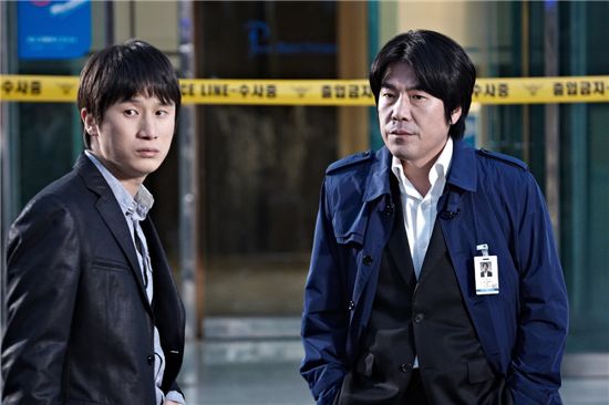 영화 '해결사'의 송새벽(왼쪽), 오달수