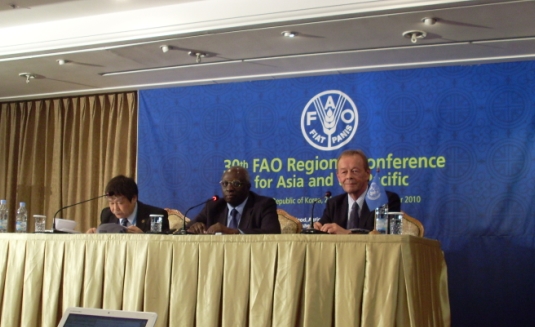 ▲ 쟈크 디오프 FAO 사무총장(가운데)이 30일 경주에서 열리고 있는 FAO 아태지역 총회에 참석, 기자들의 질문에 답하고 있다.
