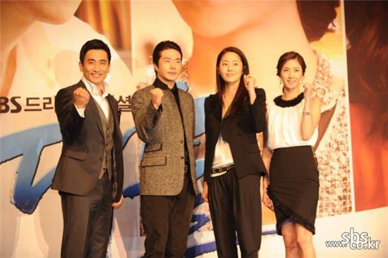 From left, actors Cha In-pyo, Kwon Sang-woo, Ko Hyun-jung and Lee Soo-kyung pose during a photocall of a press conference for SBS TV series "The President" held at the Lotte Hotel in Jamsil of Seoul, South Korea on September 29, 2010. [SBS]
