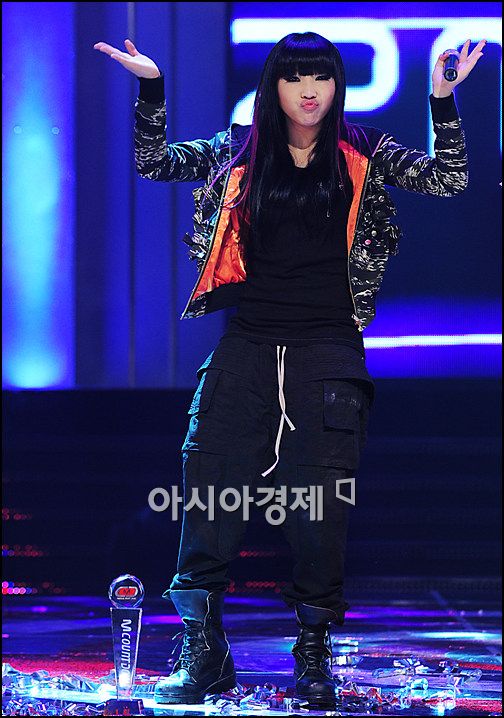 [포토]'1위 트로피는 2NE1 공민지도 춤추게 한다'