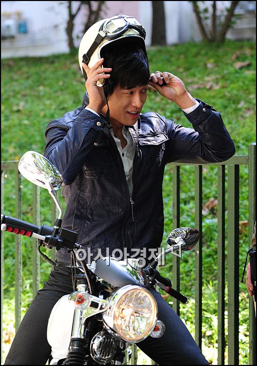 [포토]정석원 '헬멧 잘 어울려요?'