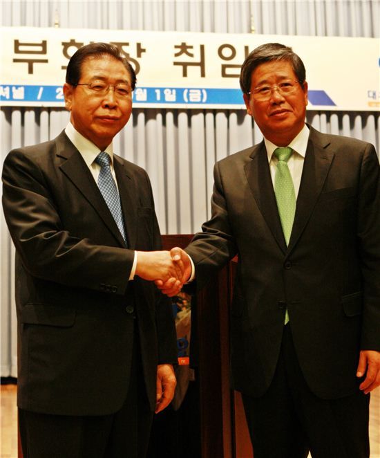 정준양 포스코 회장(왼쪽), 이동희 대우인터내셔널 부회장 대표이사