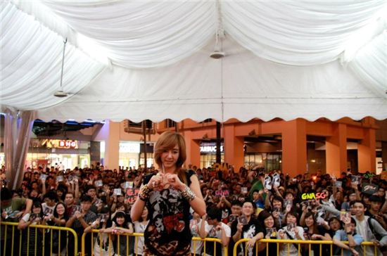 Korean singer G.NA at her showcase in Singapore [Cube Entertainment]