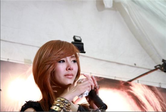 Korean singer G.NA sheds tears during her showcase in Singapore [Cube Entertainment]