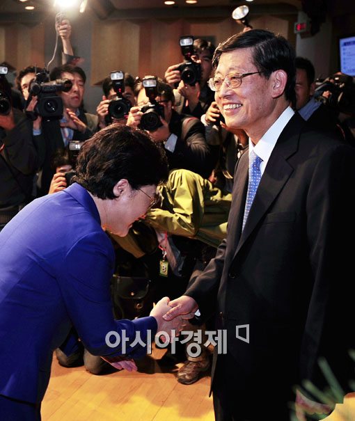 [포토] 국무위원들과 인사나누는 김황식 신임총리