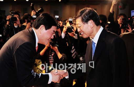 [포토] 국무위원들과 인사나누는 김황식 신임총리