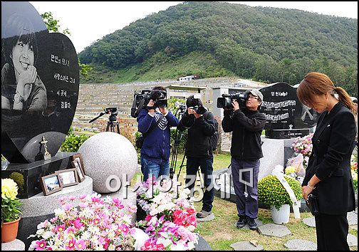[포토]엄정화 '故 최진실 2주기 추모식' 참석