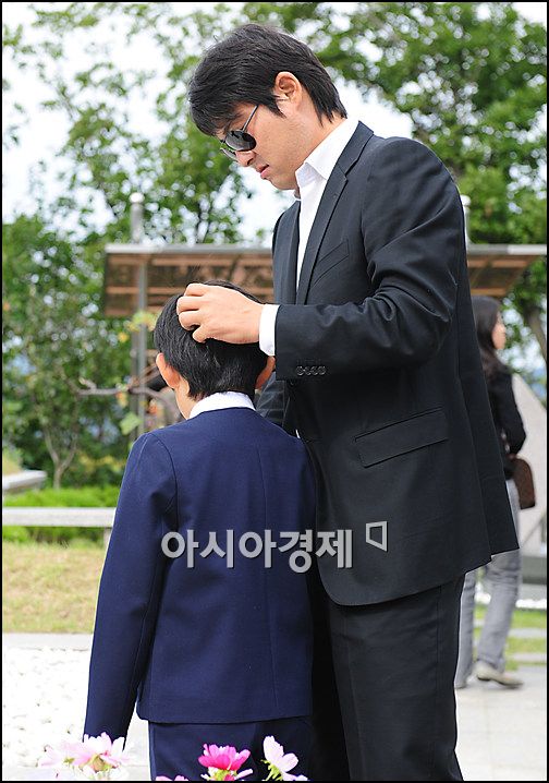 [포토]조성민 '故 최진실 2주기' 아들과 함께 참석