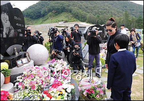 [포토]'어머니 최진실'에게 꽃 바치는 아들 최환희