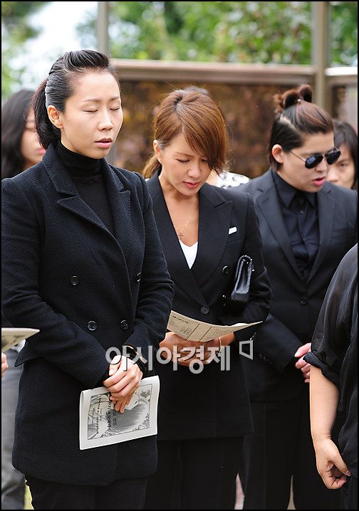 [포토]故 최진실 추모하는 정선희-엄정화 등 동료연예인