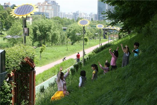 해바라기 닮은 태양광 LED 보안등