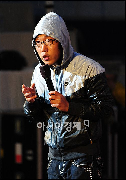 [포토]김제동 '비와도 강연은 우산 안쓰고'