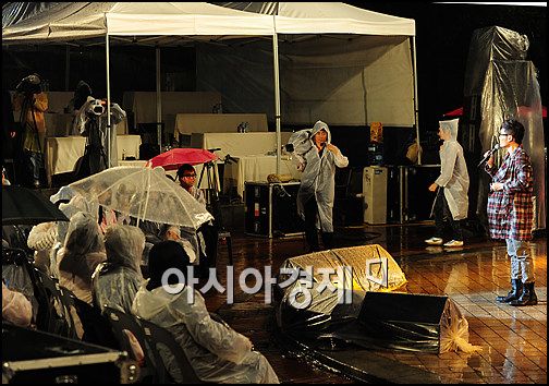 [포토]김범수 '독도 위한 공연, 비 맞고도 합니다'