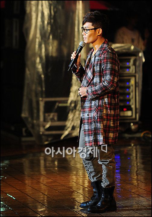 [포토]김범수 '독도 위한 공연, 비 맞고도 합니다'