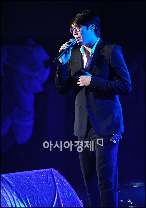 [포토]성시경 '비와도 독도 페스티발은 우산 없이'