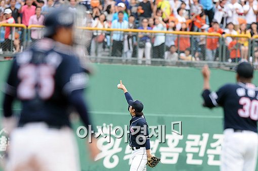 [포토]'애드벌룬 맞은 타구? 아웃이냐 2루타냐...'