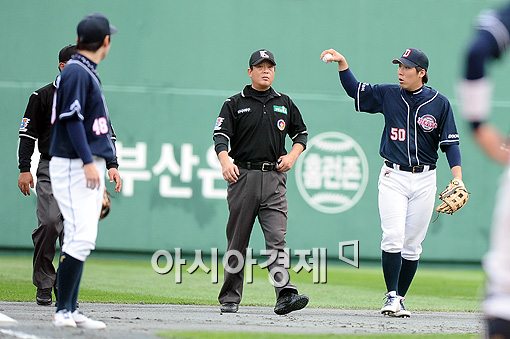 [포토]'애드벌룬 맞은 타구? 아웃이냐 2루타냐...'