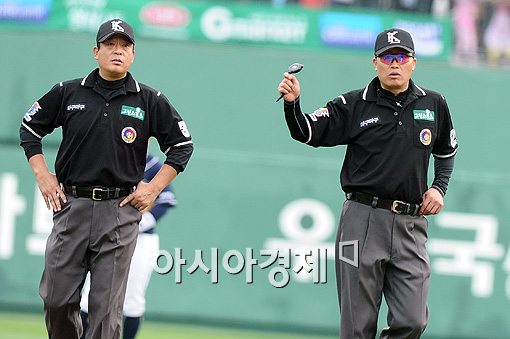 [포토]'애드벌룬 맞은 타구? 아웃이냐 2루타냐...'