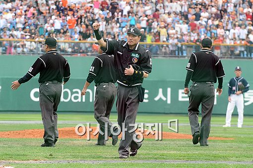 [포토]'애드벌룬 맞은 타구? 아웃이냐 2루타냐...'