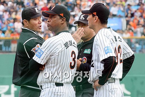 [포토]'애드벌룬 맞은 타구? 아웃이냐 2루타냐...'