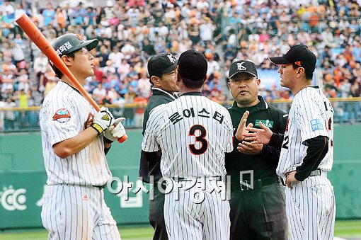 [포토]'애드벌룬 맞은 타구? 아웃이냐 2루타냐...'